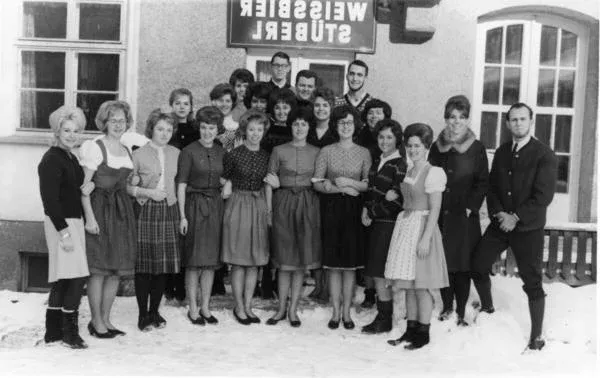 A group of people st和s in front of a building in Salzburg