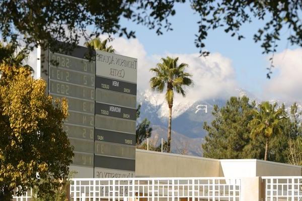 Aquatic center scoreboard with the 雷德兰兹 R on the mountain in the background