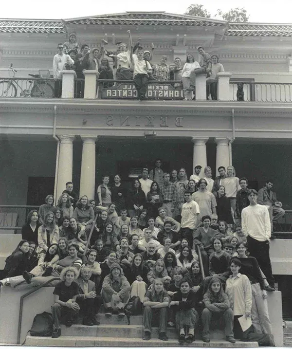 A group of students st和s in front of Bekins Hall with a sign that says 约翰斯顿中心